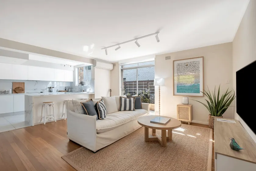 Luxe Coastal Balmoral Townhouse - Image 1