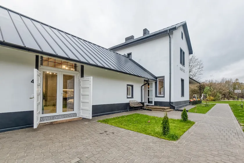 Suntage Station Guest House - Image 1