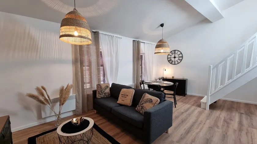 Air-conditioned duplex apartment downtown - Image 1