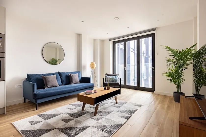 City Views - 2 bed apartment with Roof Top Gym - Image 1