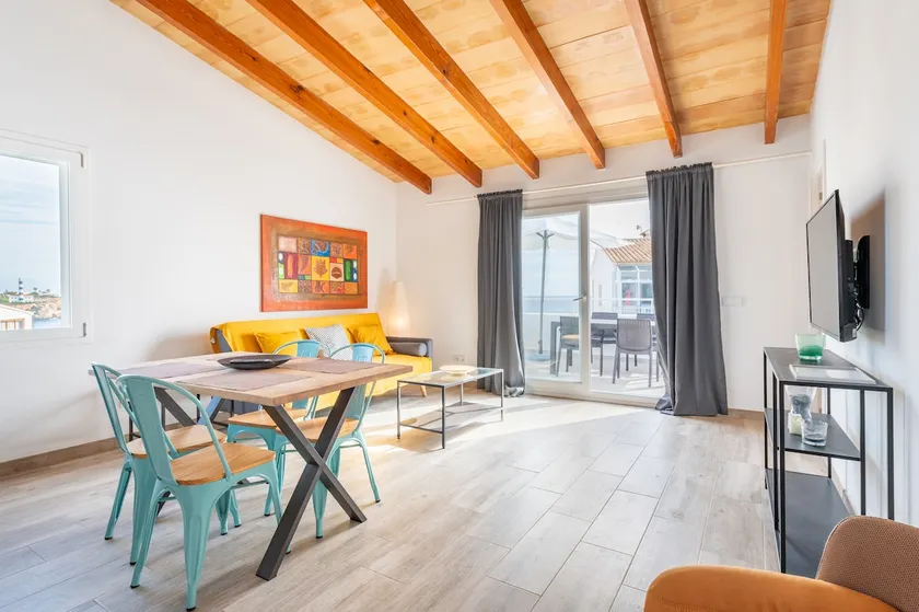 Apartment with Sunny Terrace & Sea View - Image 1