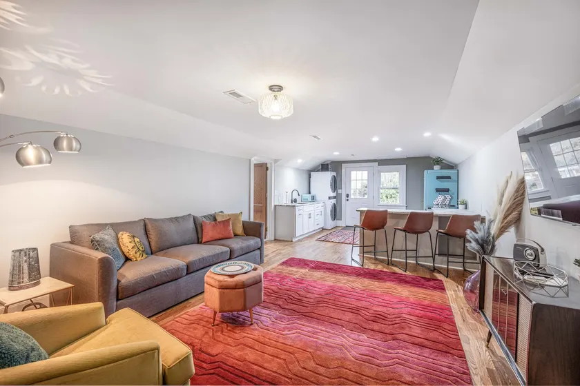 Charming Retro & Stylish Retreat Near Downtown - Image 1