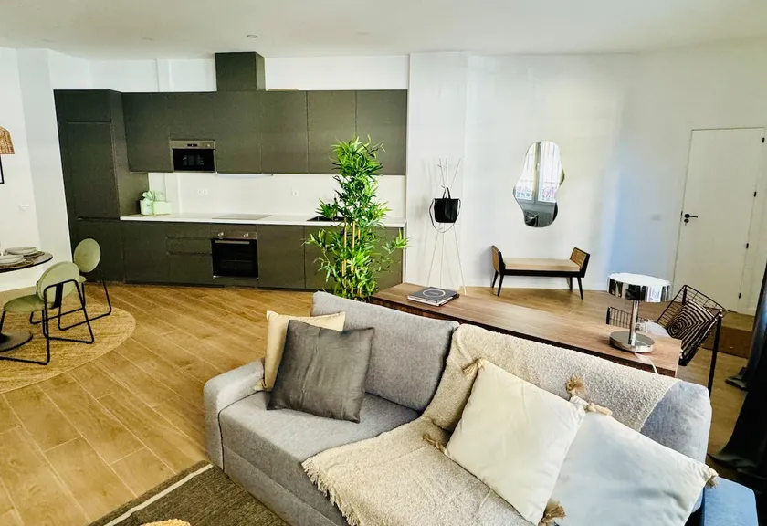 Spacious and bright apartment in Madrid, steps away from the metro - Image 1