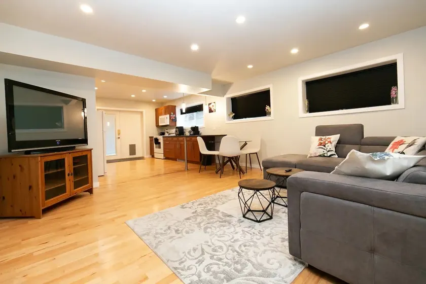 Lovely 1 Bedroom Suite Near Town - Image 1