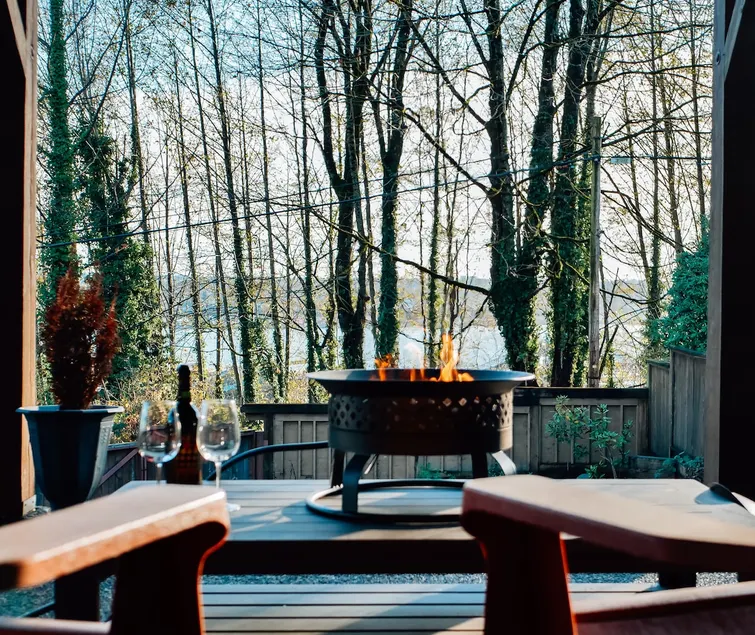 Cozy King Suite | Fire Pit | Near Lonsdale Quay - Image 1