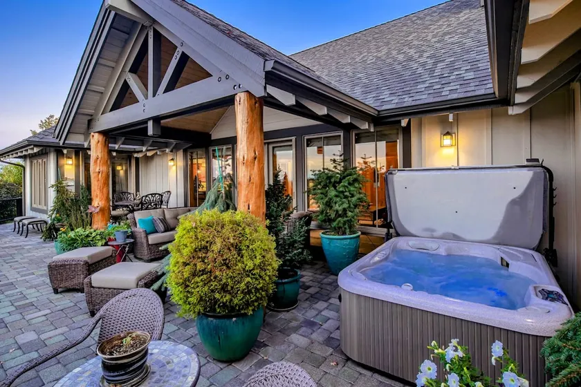 Ironstone Lodge - Luxury Living and Mountain Views - Image 1
