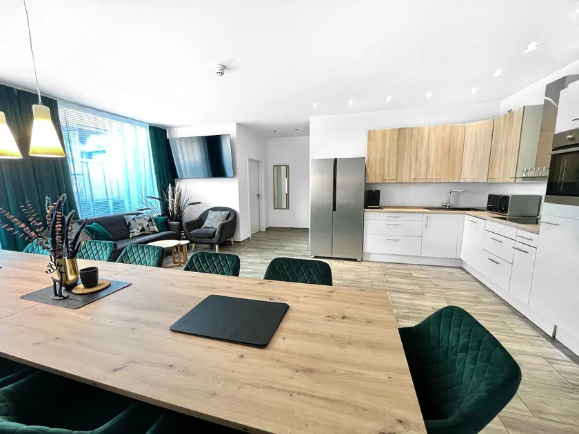 LeNi Living Center: Huge! Prestigious! Quiet! - Image 1