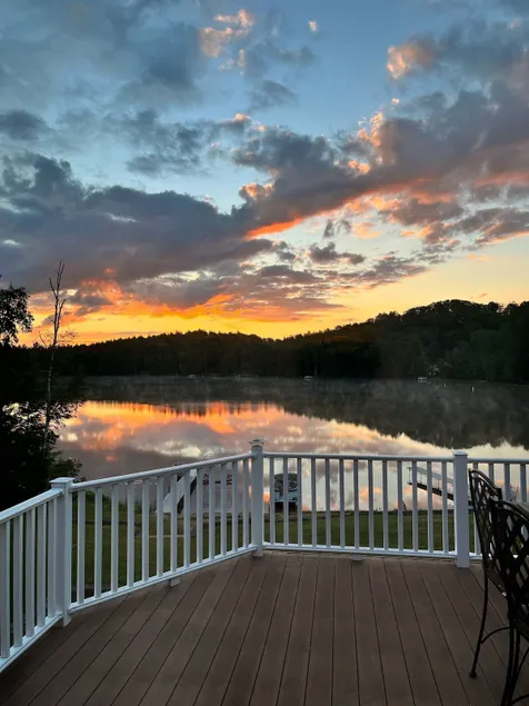 Lakehouse with hot tub! - Image 1