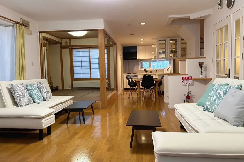 Whole House / 10 ppl/ 3 Parking /Free Wifi! - Image 1