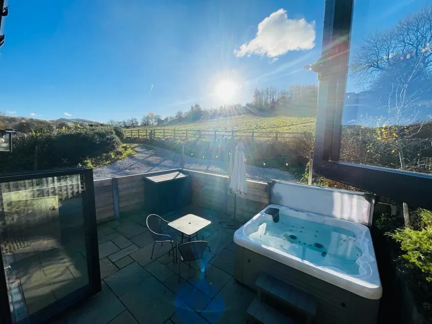 Pass the Keys The Cosy Romantic and Elegant for 2 with Hot Tub - Image 1