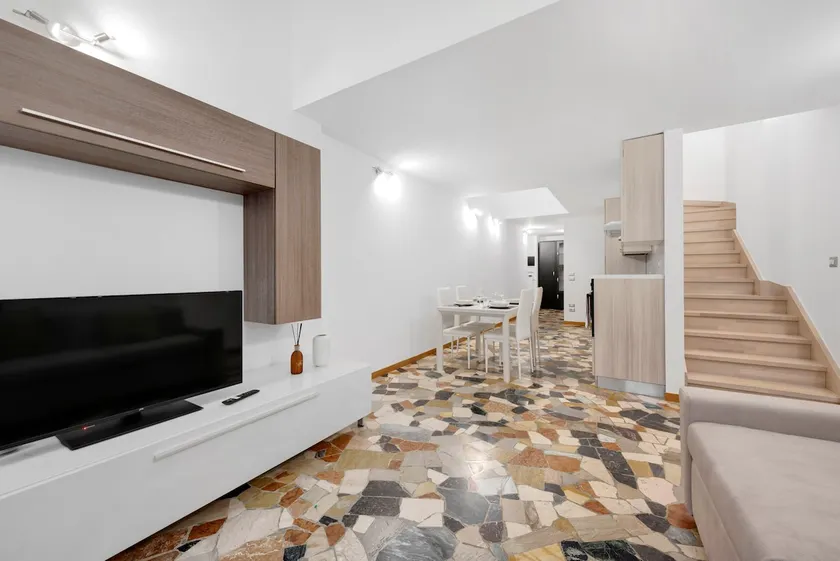 The Smart Stay – 6 Pax + Private Parking - Image 1