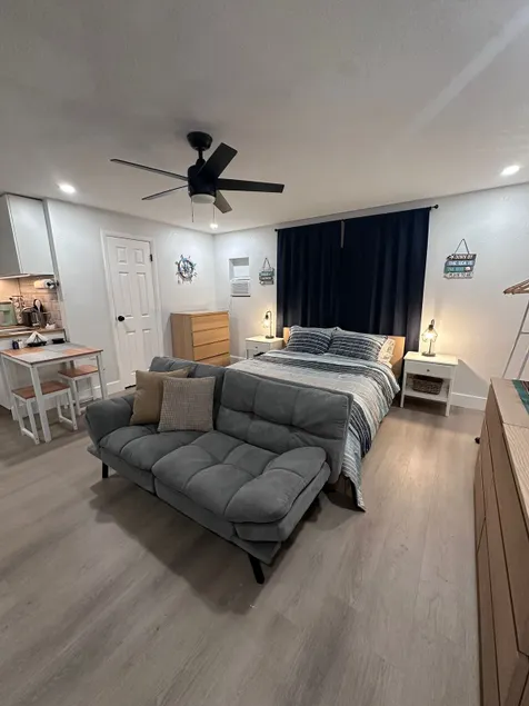 Serene Seas Studio in Miami. - Image 1