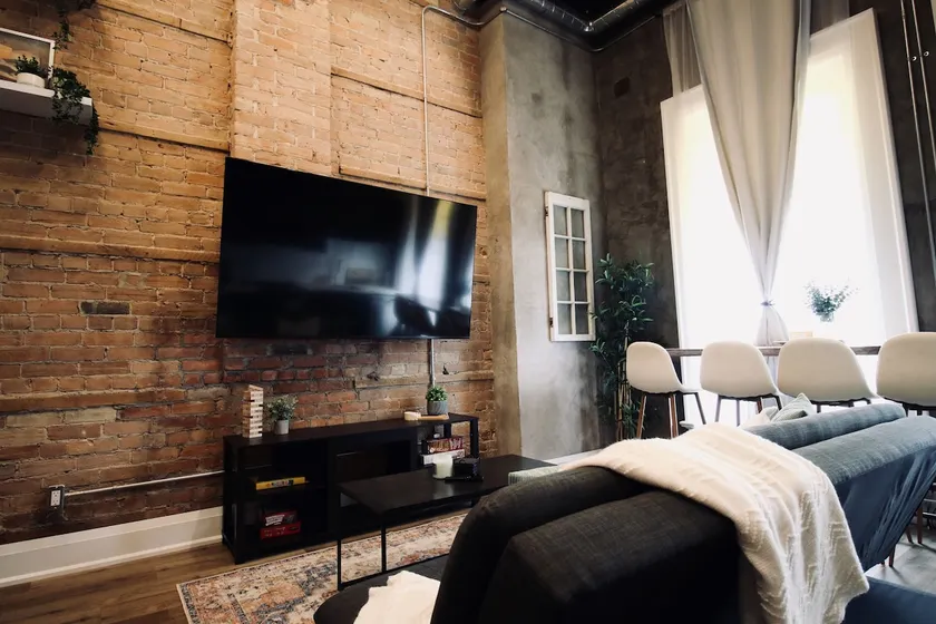Spacious Downtown Loft - Image 1