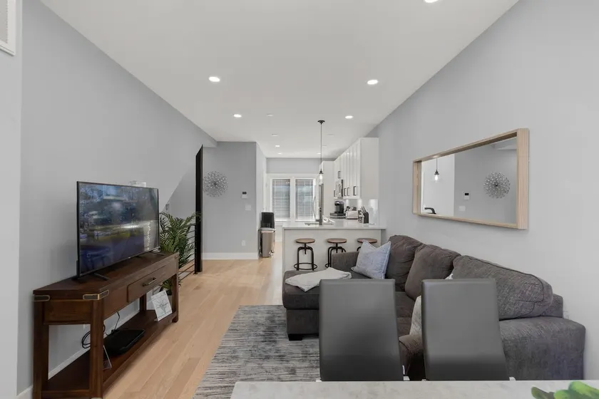 Prime Location+Steps from HStreet Corridor+Laundry - Image 1