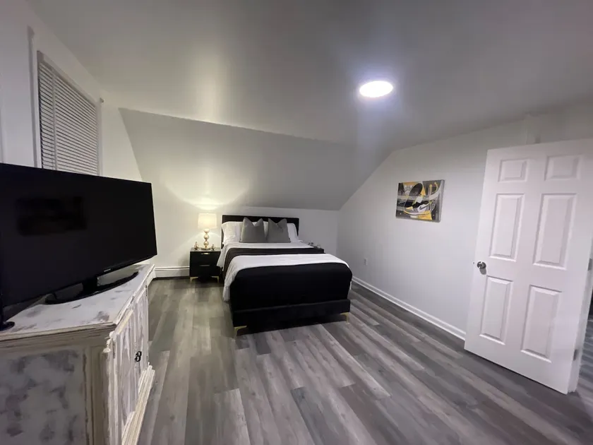 Cozy studio w/private entrance - Image 1