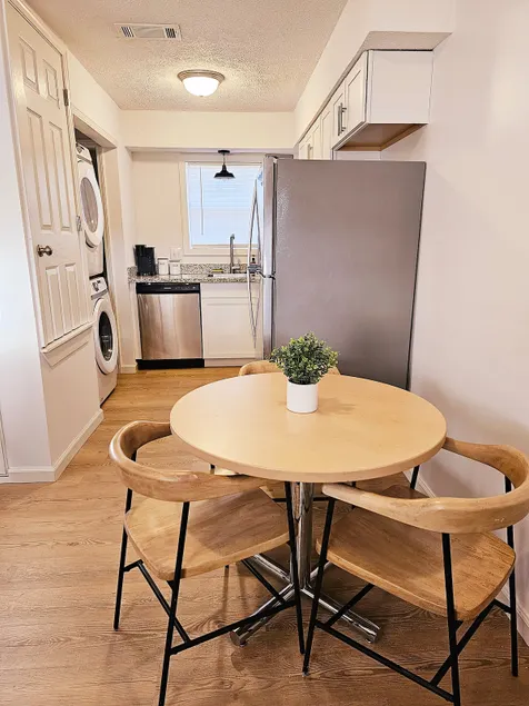 Cozy 2-Bedroom Haven: Sleeps 5! - Image 1