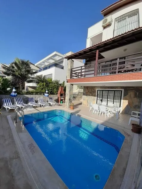 Full house, sleeps 10, own pool - Image 1