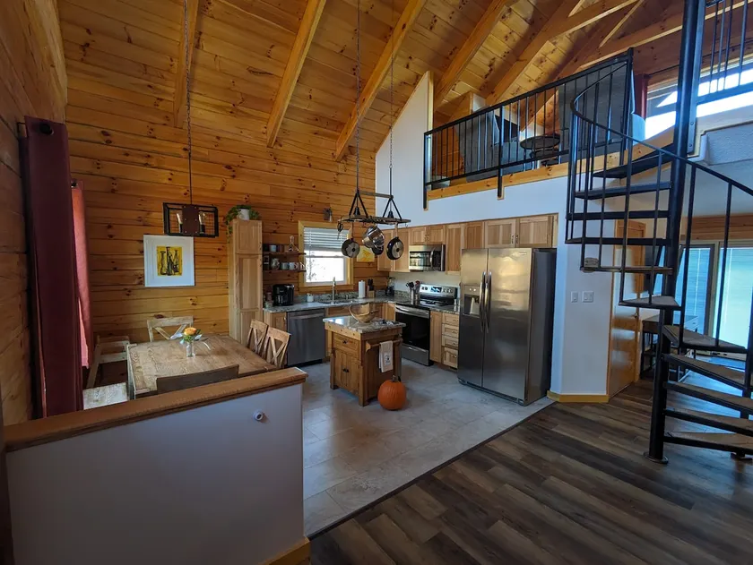 Lofty Lakeview Cabin - Image 1