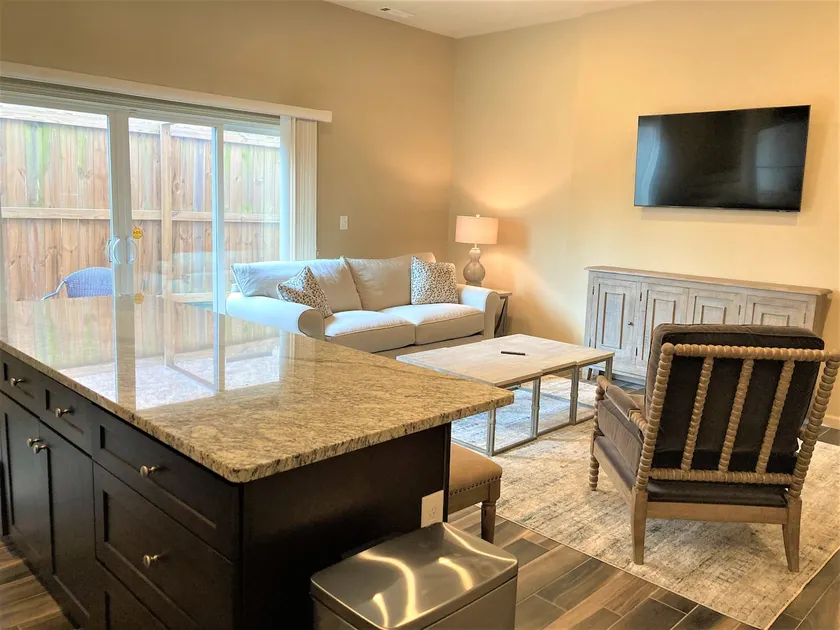Luxurious Family Friendly Townhome Great Location - Image 1