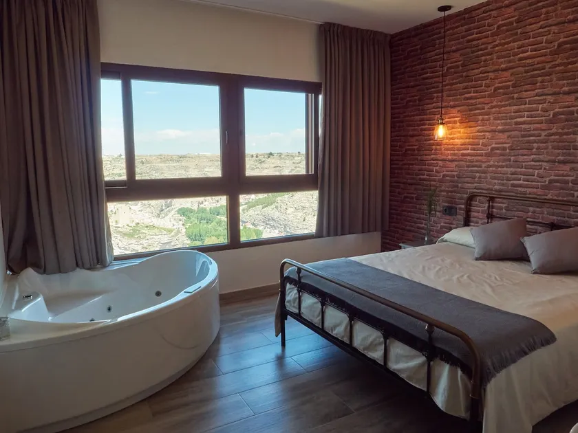 Lazaro Suite - Image 1