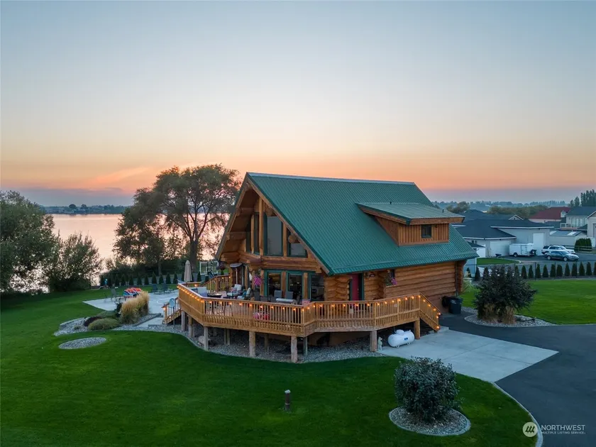 Lakefront Cabin, HotTub, Kayaks, SUPs, Boat Launch - Image 1