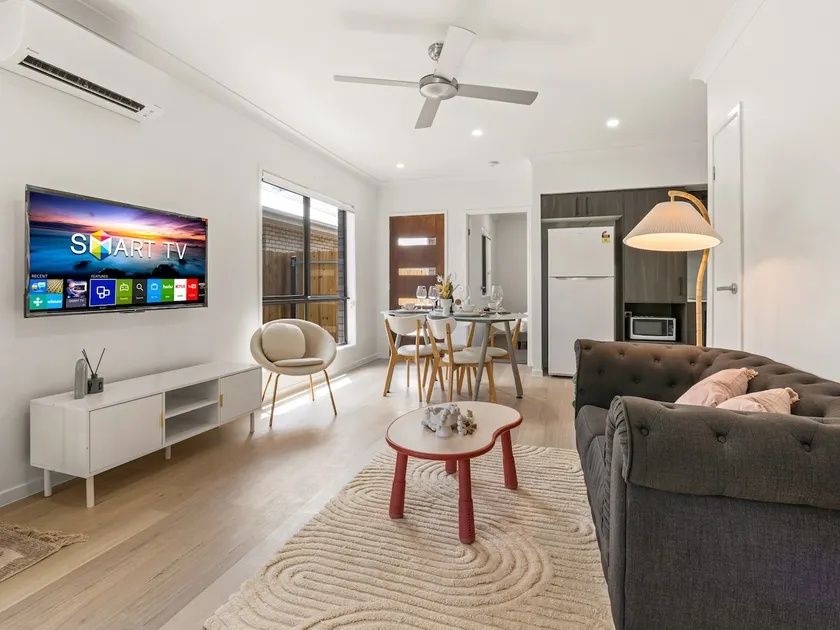 Tranquil 2BR Retreat with Local Charm and Comfort - Image 1
