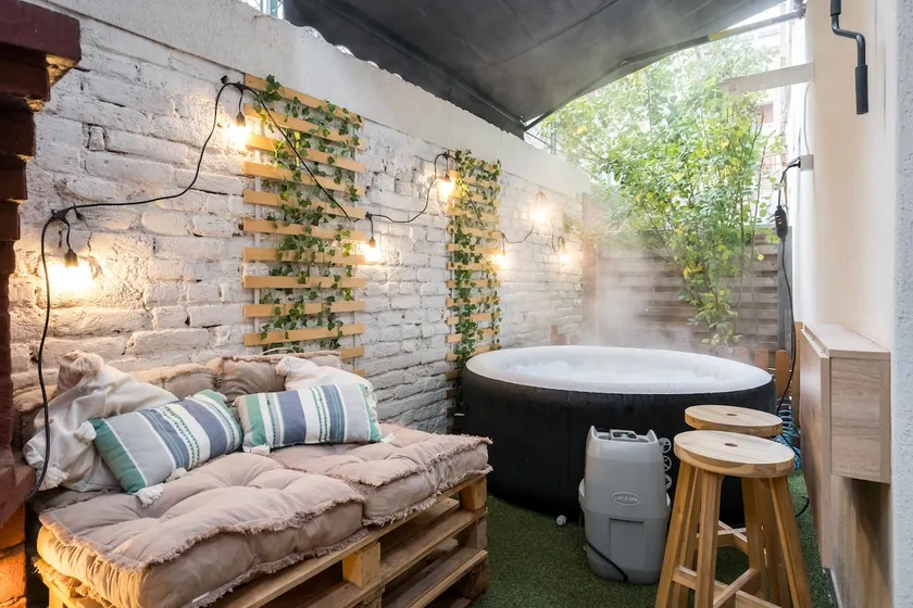 Downtown Urban Spot Jacuzzi&Cinema Universitate - Image 1