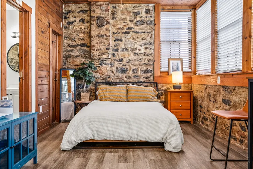 Dog-Friendly Downtown Studio — Walk to Park&Shops - Image 1