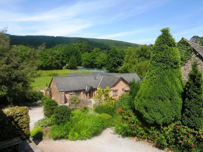Stables at Duddings - sleeps 18, indoor pool etc - Image 1