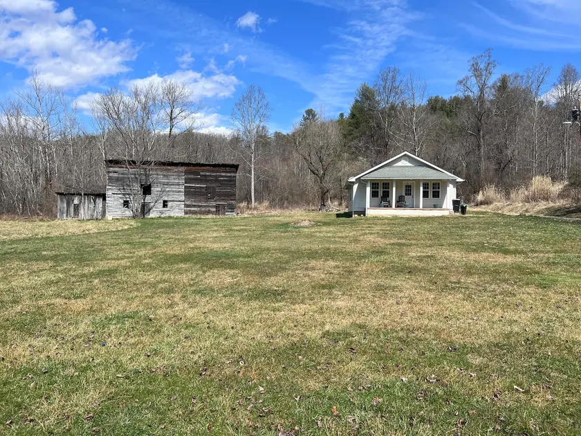 Cheerful Updated Farmhouse - Image 1