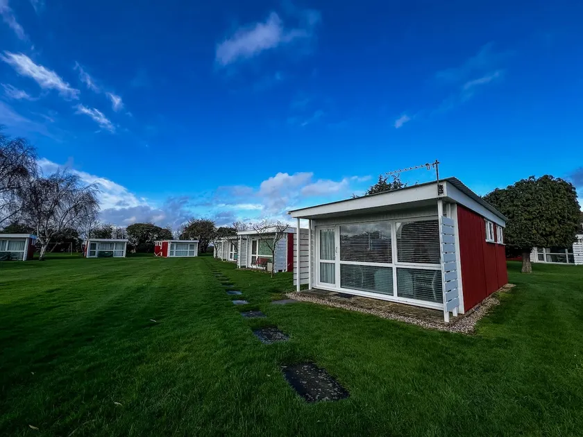 Lovely 4 Berth Chalet At Cedar Springs Park In Heacham, Norfolk Ref 92031Cs - Image 1