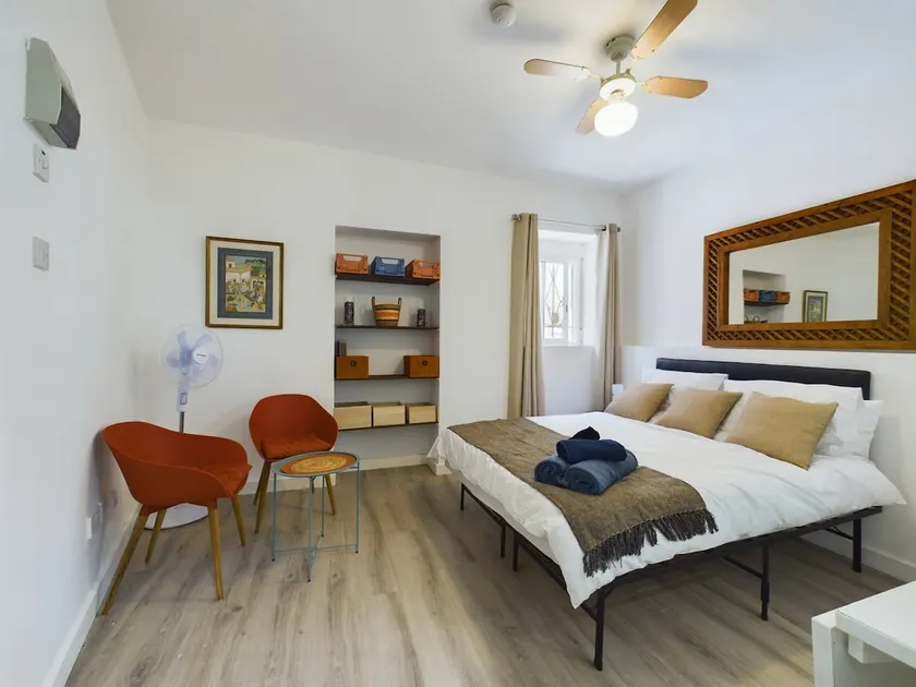 NEW Cosy Hidden AC | Central Old Town - Image 1