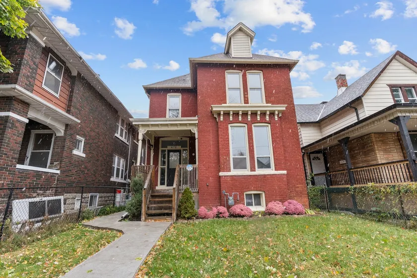7BR house, 19 ppl |DT Windsor| W/D + Free Parking - Image 1