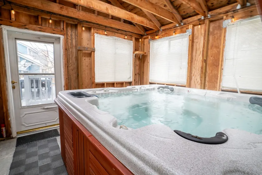 CO7. (House) Hot Tub/Game Room/85” TV/Fast WiFi - Image 1