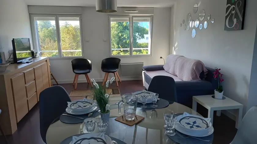 With garden and close to tourist sites - Image 1
