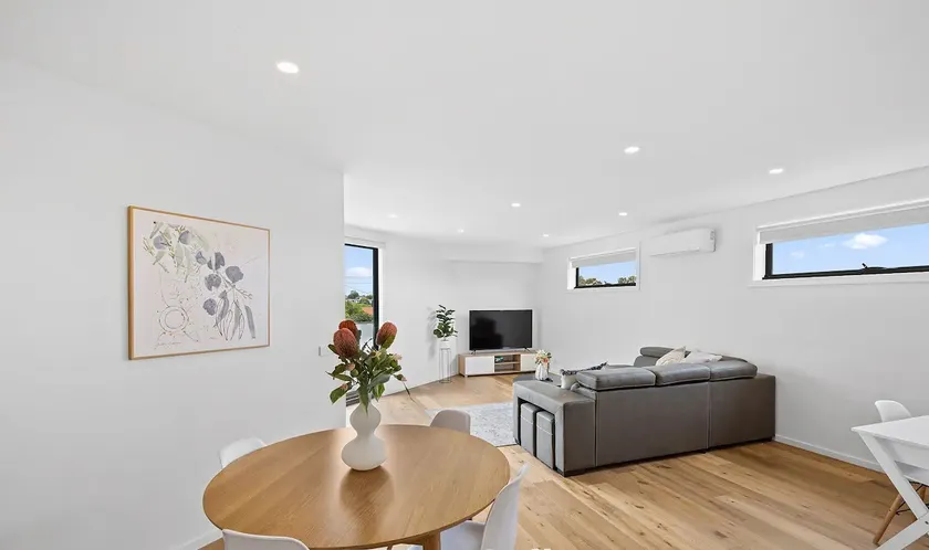 2 bed apartment opposite Chadstone shopping (U201) - Image 1
