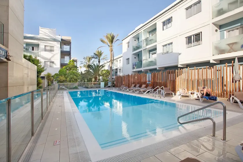 Bristol Blue Lagoon Retreat Pool Centre&Beach - Image 1