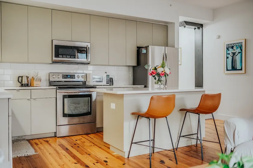 Downtown Boho Loft on Broughton St| Bikes Included - Image 1