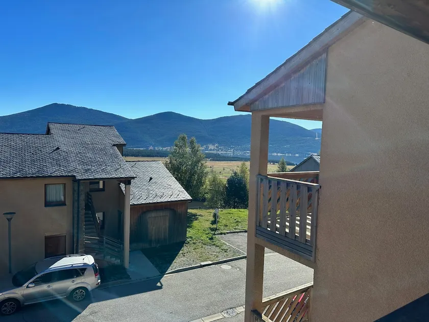 Cozy studio cabin with south balcony, parking and WiFi in Les Angles - Image 1