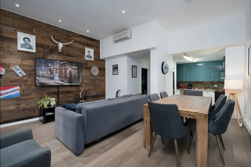 Country Comfort + Parking - Image 1