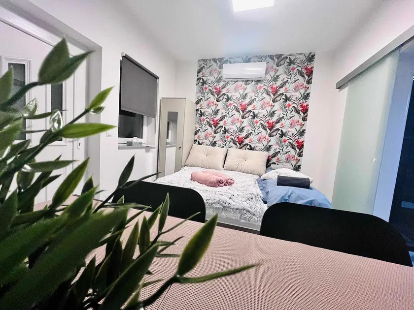 Origo Apartment Green - Image 1