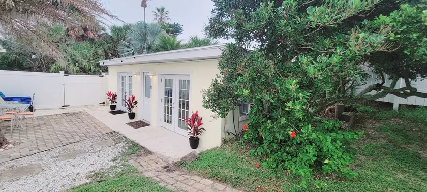The Blue Dolphin Beach Cottage Steps from Beach - Image 1