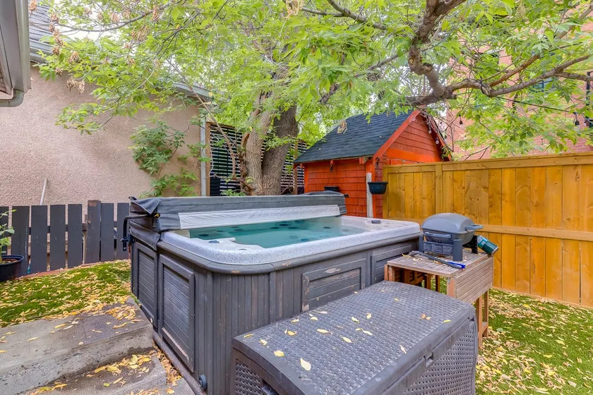 Character Home | Hot Tub+ Firepit | A/C | Parkin - Image 1