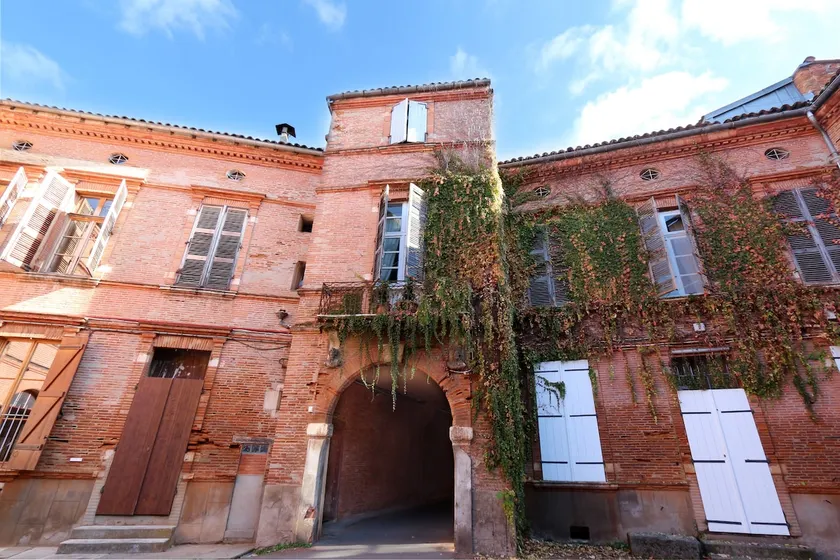 Riverside Toulouse (Renaissance) - Image 1
