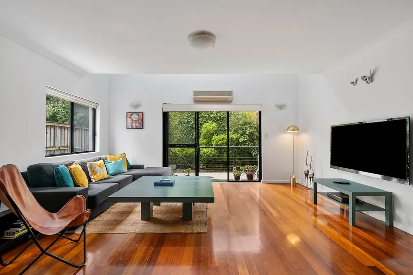 The Bridge - Townhouse With Garden & Parking - Image 1