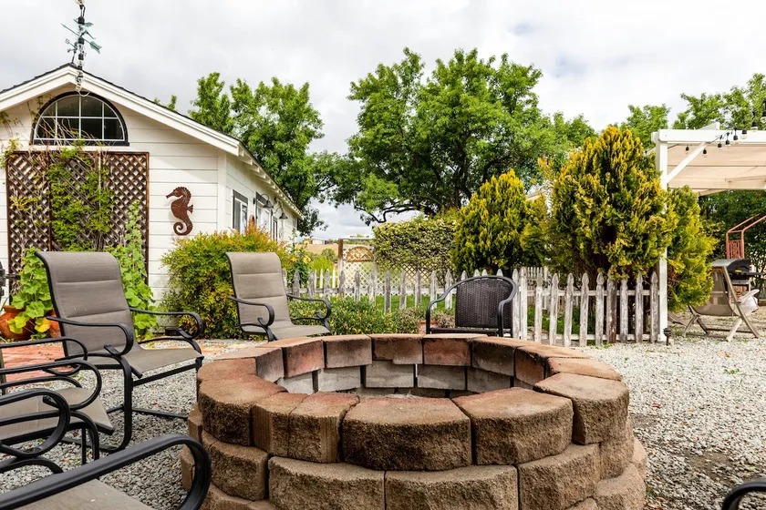 Hollyhock Vineyard's Cute Cottage - Image 1