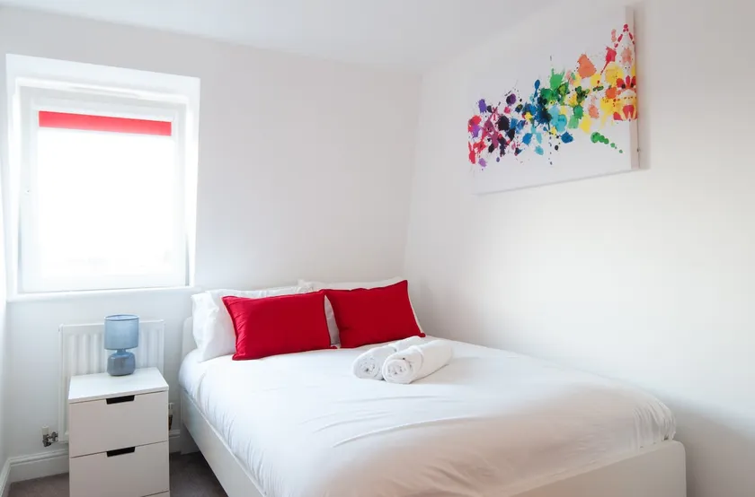 Caribou Suite-Bright & Spacious 2-Bed, Gated Parking, Close to City & Hospital - Image 1