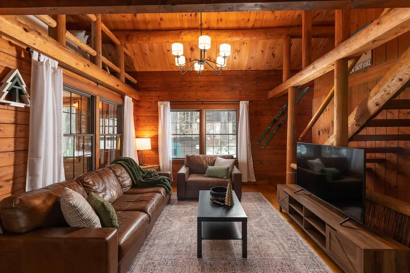 Cozy Cabin Couture, hottub, dogs - Image 1