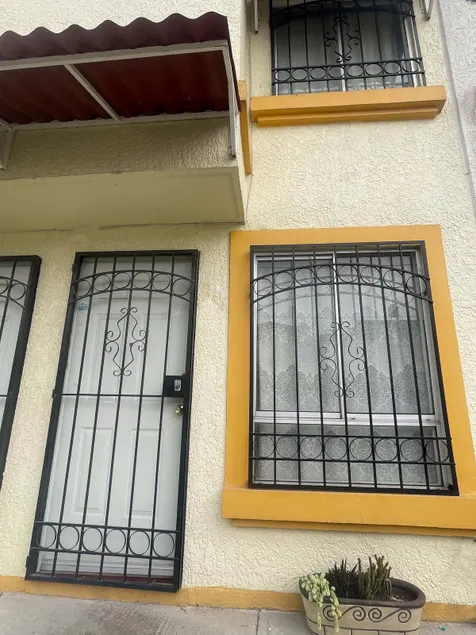 House one block from the Mercado Libre distribution center - Image 1