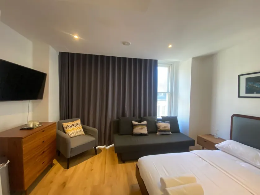 Stylish Sleep6 Flat at Iconic PiccadillyCircus VR6 - Image 1
